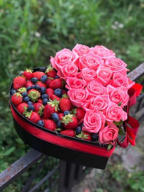 Серце з 15 троянд + ягоди