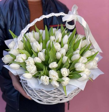 Білі тюльпани в корзинці